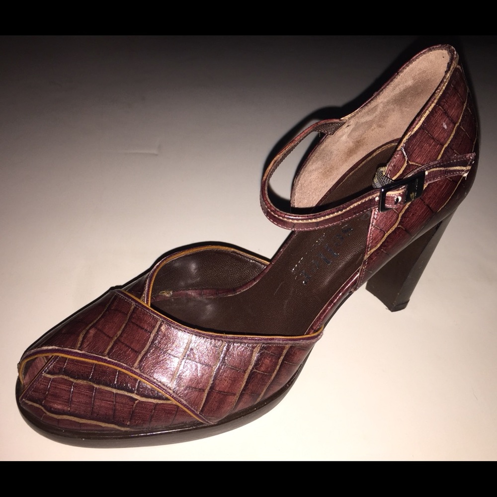 The Seller Antonio Ebola VINTAGE snake heels 36.5